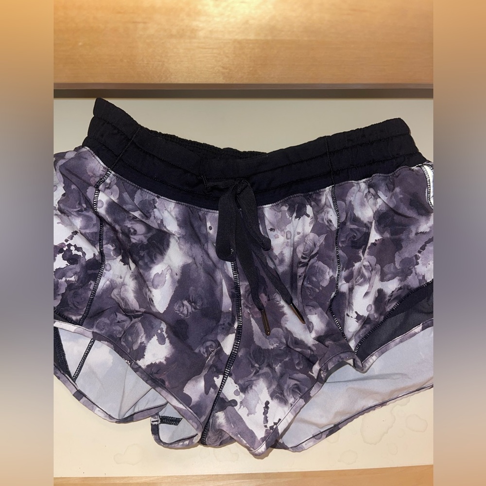 Lululemon hotty hot shorts size 6